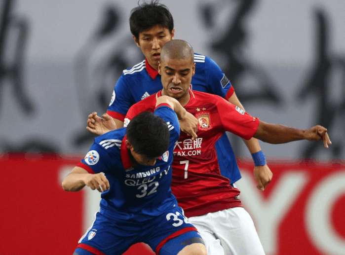 九游游戏-巴塞罗那训练开放日，赛后再遭质疑引欢呼，亚冠在即，赛季目标并未改变(明日之花罗琦经典片段合集回顾)